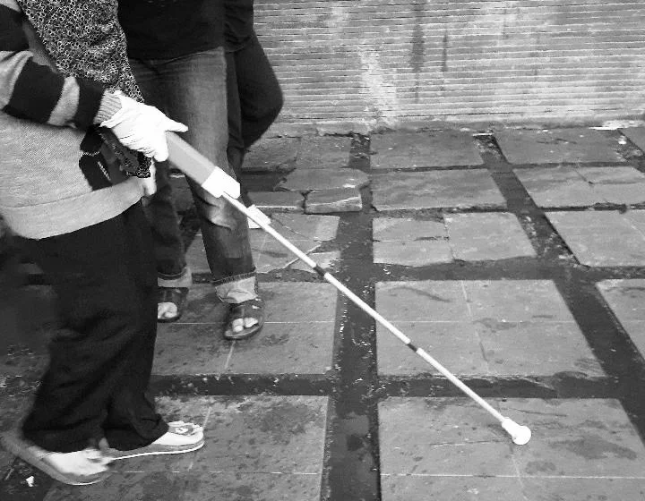 BriCane Smart Cane dalam penggunaan di lapangan