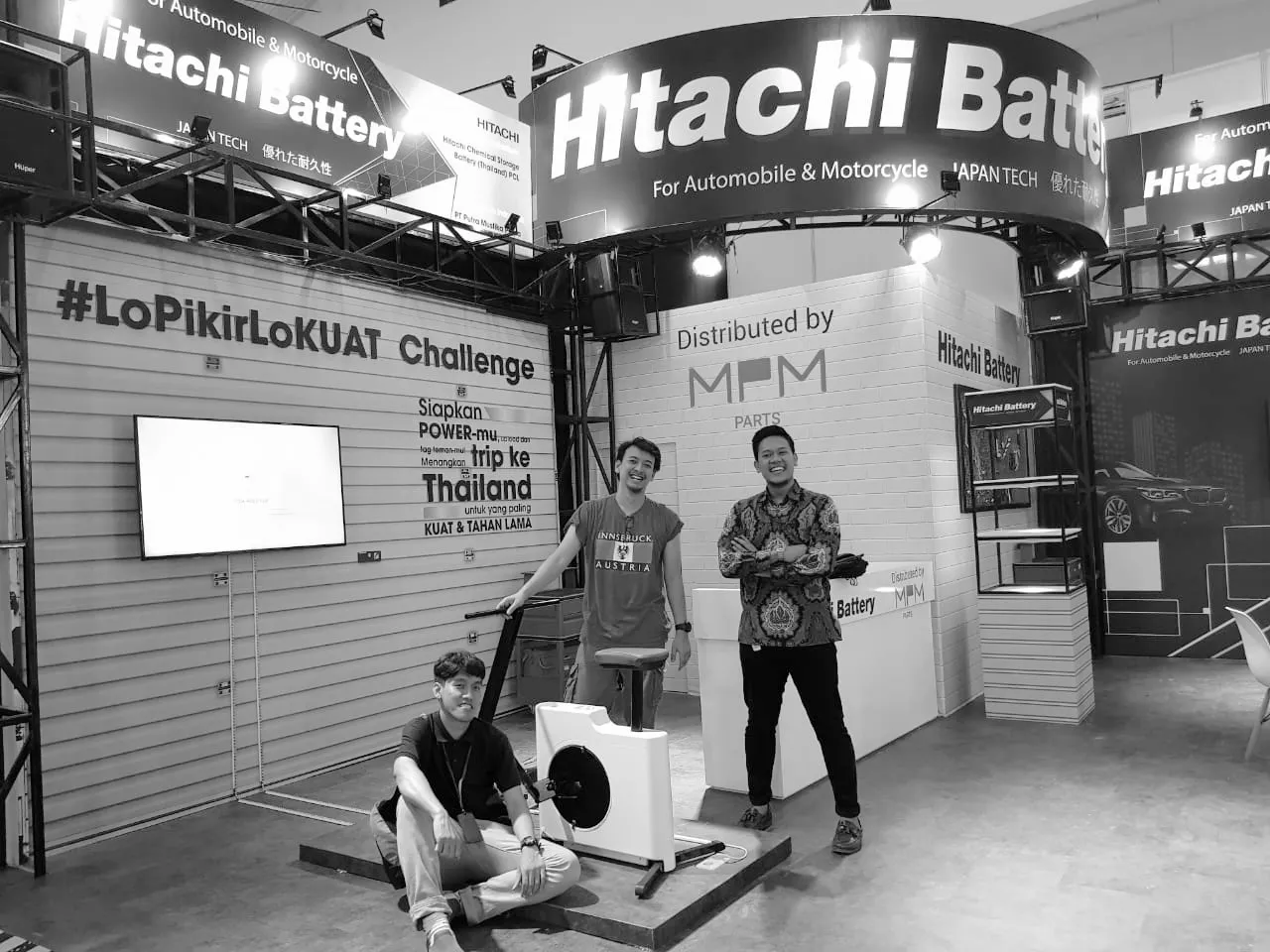 Booth Hitachi Battery dengan sepeda #LoPikirLoKUAT Challenge di GIIAS