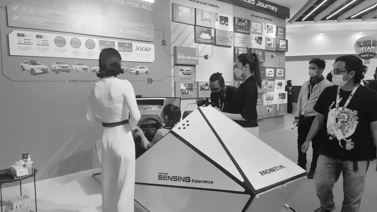 Pengunjung mencoba Honda SENSING Experience, simulator berkendara di booth Honda GIIAS