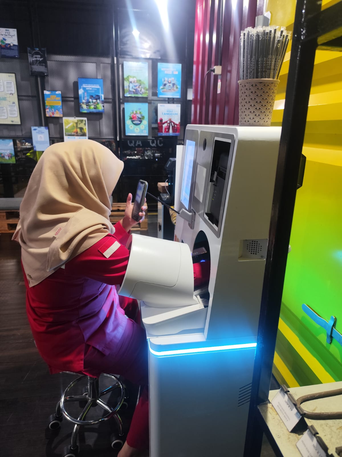 Operator menggunakan kiosk